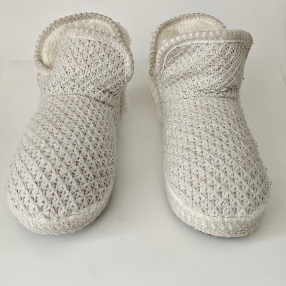 Mukluks Cream Knit Fury Warm Cozy Size L 9-10 Slippers - Picture 2 of 10